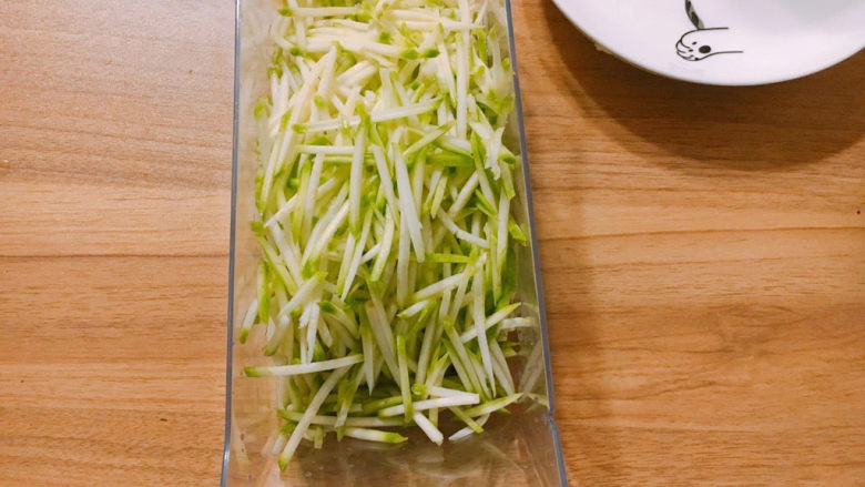 迷你糊塌子,<a style='color:red;display:inline-block;' href='/shicai/ 66'>西葫芦</a>刮丝，备用~