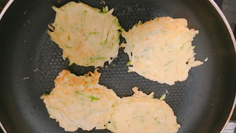 迷你糊塌子,底部稍微凝固后，即可翻面哦~