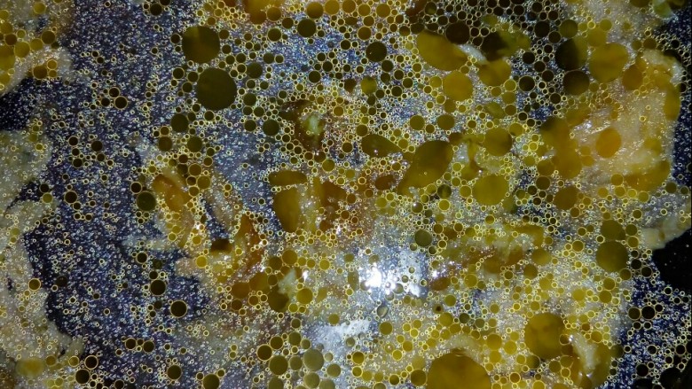 #冬日暖心菜# 一碗热汤面,汤锅加水,放入炒好的鸡蛋煮汤。
