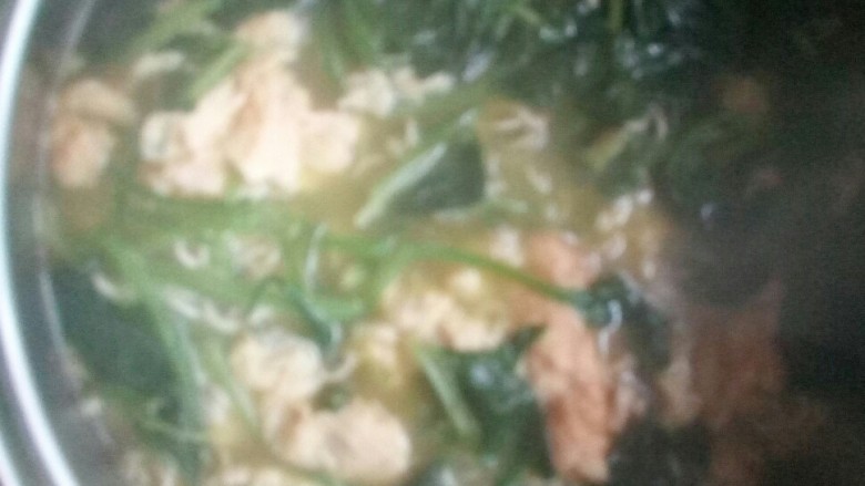 #冬日暖心菜# 一碗热汤面,大火煮十分钟,加盐拌匀关火。