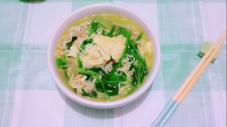 #冬日暖心菜# 一碗热汤面,冬日暖暖的一碗热汤面。