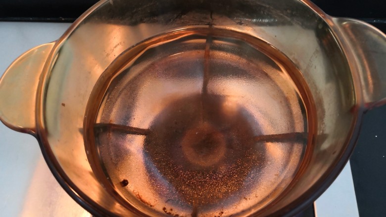 冬日暖心菜—酒酿丸子,锅中加水500克,大火烧煮