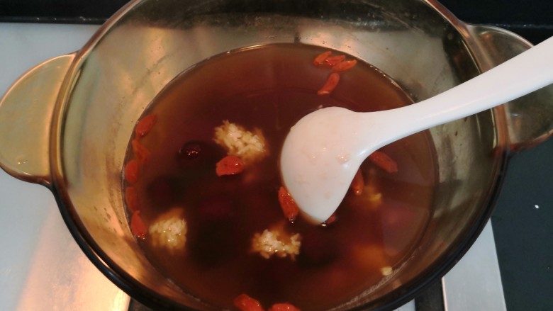 冬日暖心菜—酒酿丸子,用勺子搅拌均匀,大火烧煮