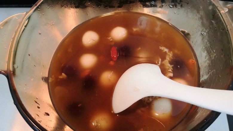 冬日暖心菜—酒酿丸子,用勺子搅拌,大火烧煮