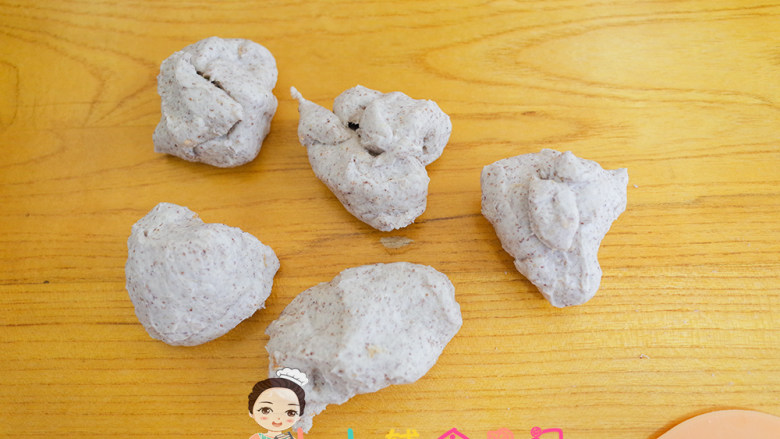 12个月以上肉松黑麦贝果,面团分成6份,一份大概78g左右,盖上保鲜膜松弛15分钟