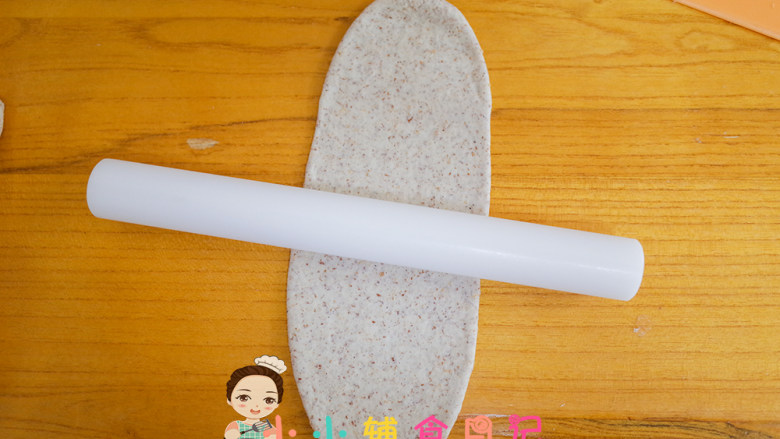 12个月以上肉松黑麦贝果,面团整成圆形,用擀面杖从中间,上下擀开成牛舌状