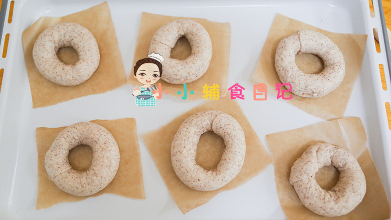 12个月以上肉松黑麦贝果,把做好的贝果放在烤箱里发酵,大概35度左右,里面可以放一盆热水来发酵。