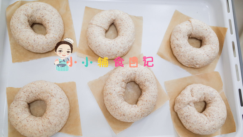 12个月以上肉松黑麦贝果,大概发酵25分钟左右就可以,不是发到两倍大哦,而是看起来有一些膨胀。