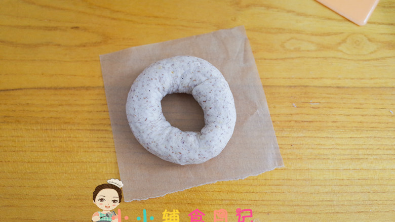 12个月以上肉松黑麦贝果,下面放一张纸,我们把它放在烤盘里。