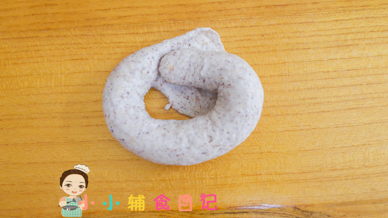 12个月以上肉松黑麦贝果,做成这样的一个圆的就可以了,我们中间是一个洞的 我们把接口不好看的地方朝下。