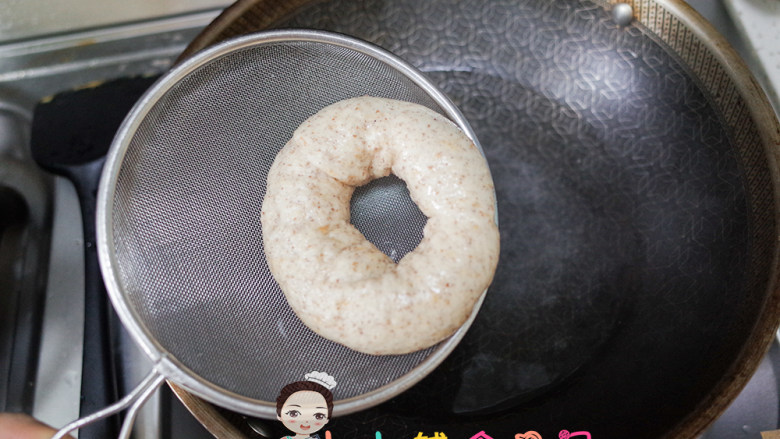 12个月以上肉松黑麦贝果,面包放进去以后,每一面煮30秒左右,要翻面,翻面以后我们拿一个漏勺把它捞出来。