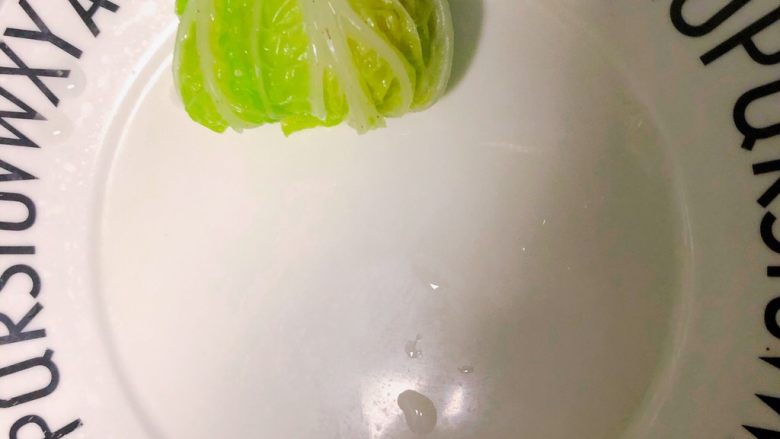 大白菜包肉,卷成如图如果是孩子吃卷3个即可,其他大人吃就可以了