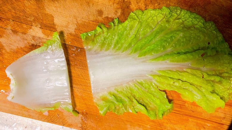 大白菜包肉,把大白菜切开,把叶子留下