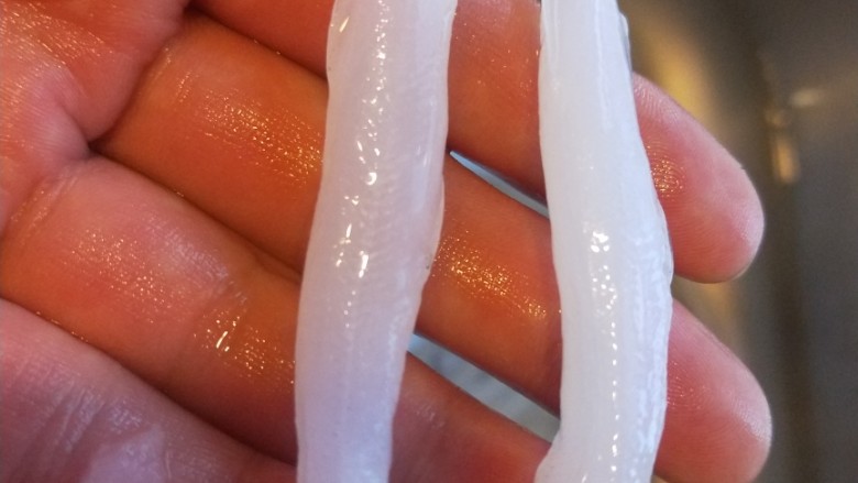 干炸小黄鱼,银鱼白白的,晶莹剔透。