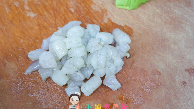 12个月以上牛油果虾仁炒饭,虾切小块备用