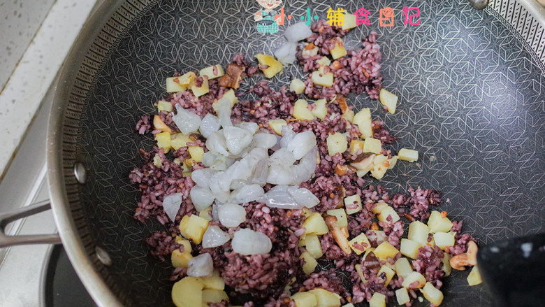 12个月以上牛油果虾仁炒饭,加入虾仁