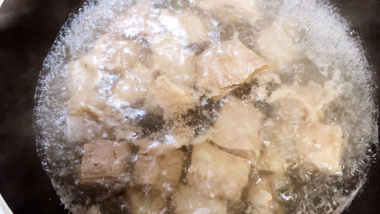 山药玉米排骨汤,锅中烧开水,煮一下排骨,祛除血水。