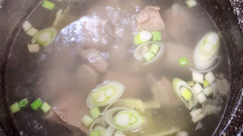 山药玉米排骨汤,用小火炖煮20分钟,放入葱姜。
