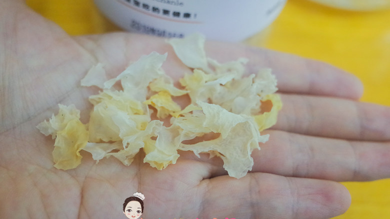 9个月以上紫薯银耳汤,这个<a style='color:red;display:inline-block;' href='/shicai/ 232'>银耳</a>是去除根部剪碎的,看一下是这样发黄的颜色