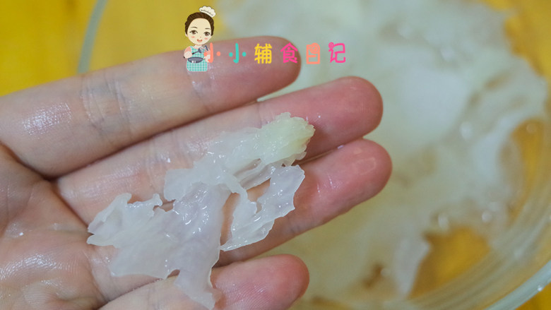 9个月以上紫薯银耳汤,泡发好变得白白胖胖,这里泡好去除杂质,根部硬的地方需要剪掉不要