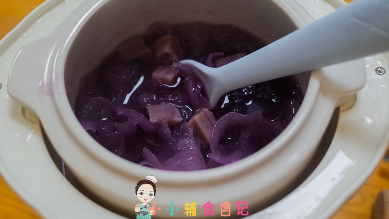 9个月以上紫薯银耳汤,炖好咯,如果大人可以趁热加入一些冰糖食用,冰镇后更好吃哦