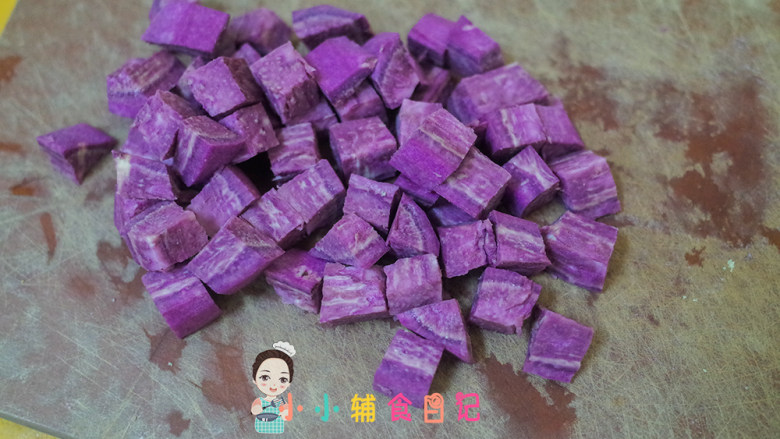 9个月以上紫薯银耳汤,<a style='color:red;display:inline-block;' href='/shicai/ 2643'>紫薯</a>去皮切成小丁备用
