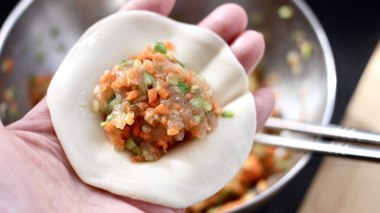 冬日暖心菜 鸡肉黄瓜胡萝卜包,放入适量的馅料。