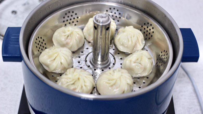 冬日暖心菜 鸡肉黄瓜胡萝卜包,香味浓郁的鸡肉黄瓜胡萝卜包出锅咯。