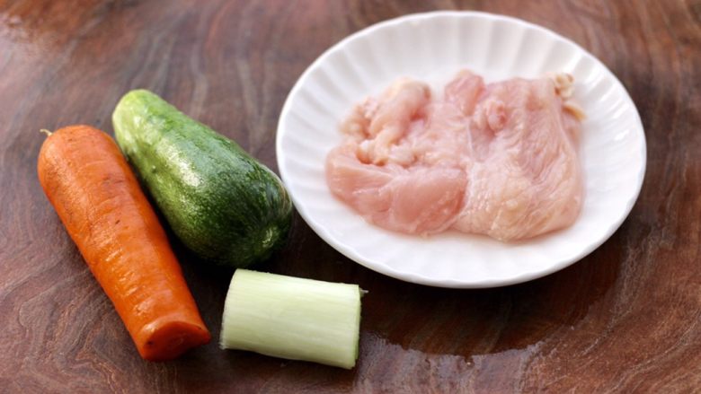 冬日暖心菜 鸡肉黄瓜胡萝卜包,先把包子馅的食材备齐。