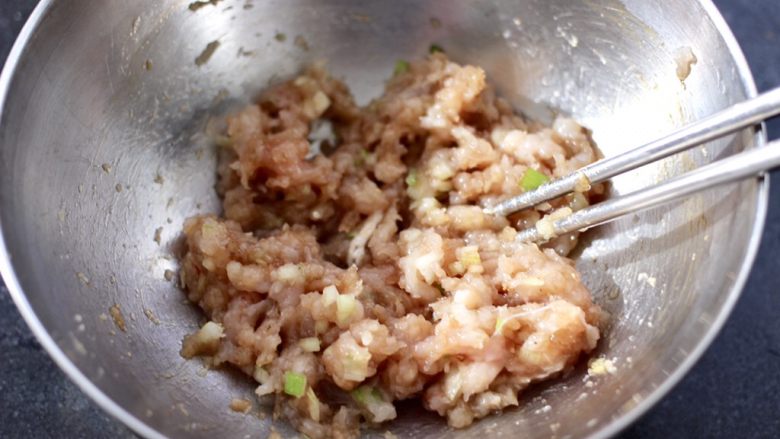 冬日暖心菜 鸡肉黄瓜胡萝卜包,用筷子顺时针方向搅拌上劲后。