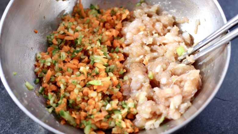 冬日暖心菜 鸡肉黄瓜胡萝卜包,加入剁碎的黄瓜和胡萝卜,倒入<a style='color:red;display:inline-block;' href='/shicai/ 3738'>芝麻油</a>。