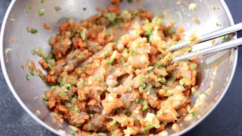 冬日暖心菜 鸡肉黄瓜胡萝卜包,把所有的食材混合搅拌均匀即可。