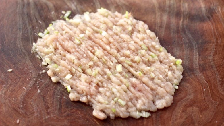 冬日暖心菜 鸡肉黄瓜胡萝卜包,用刀把鸡胸肉和葱末剁碎成泥状。
