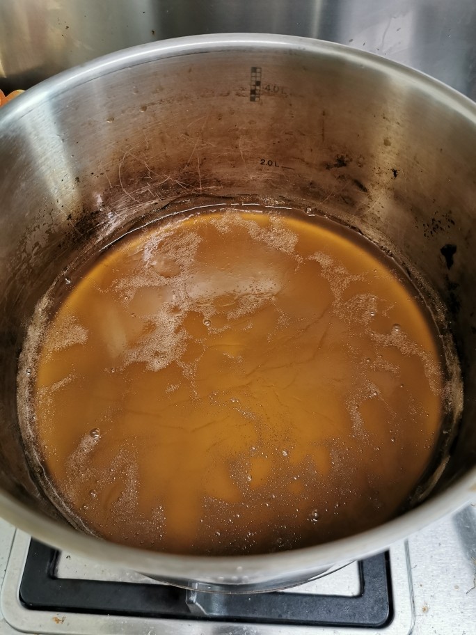 爽滑马蹄糕(红豆糕),剩下的1000克水倒入锅,加入冰片糖,中火煮成糖水,关火放凉到80度。