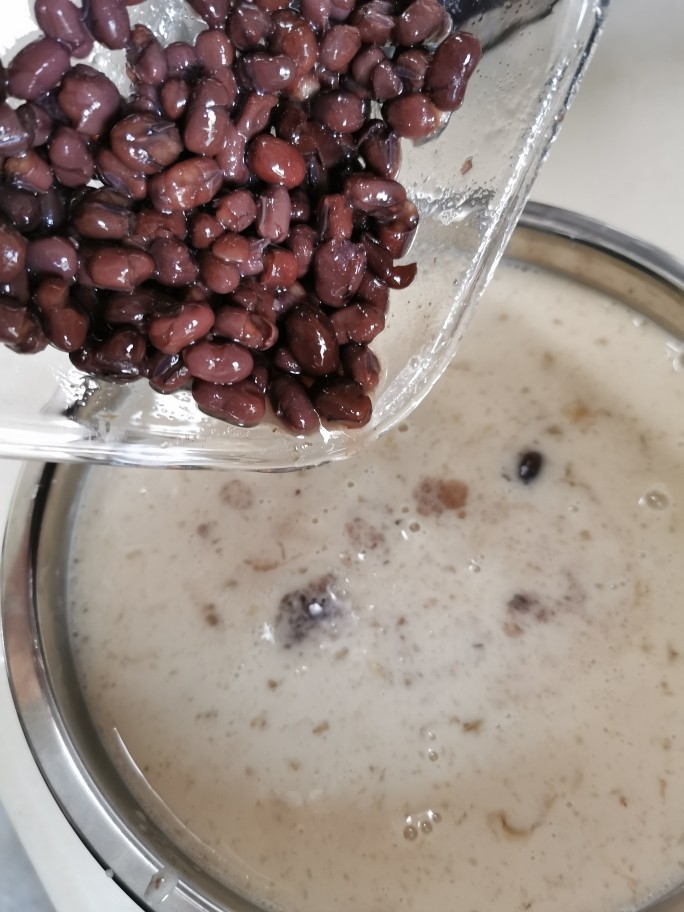 爽滑马蹄糕(红豆糕),这时候可以加入红豆或者马蹄碎,增加点口感。