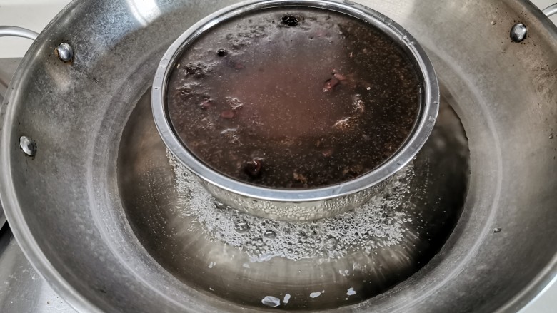 爽滑马蹄糕(红豆糕),20分钟后关火,不要马上掀开锅盖,再焖它两分钟,熟的透彻。