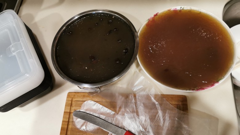 爽滑马蹄糕(红豆糕),一定要放凉后,才用刀分切,刀上沾点饮用水,要么会粘刀。