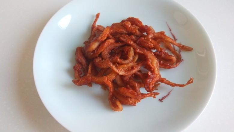 干炸小黄鱼,炸制第一锅捞出来直接就可以食用,外焦里嫩好吃。