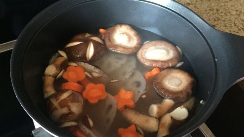 美味简单的五花肉麻辣香锅, 待水烧开,取出,备用