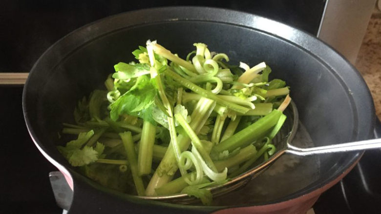 美味简单的五花肉麻辣香锅,再把<a style='color:red;display:inline-block;' href='/shicai/ 125'>芹菜</a>焯水,捞出,立马过冷水,保持翠绿