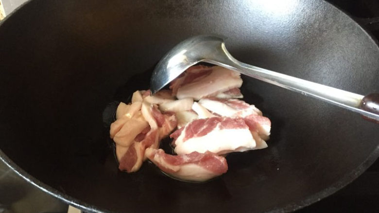 美味简单的五花肉麻辣香锅,领取锅,放入适量的食用油,放入五花肉