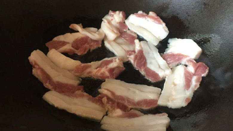 美味简单的五花肉麻辣香锅, 煎至五花肉出油