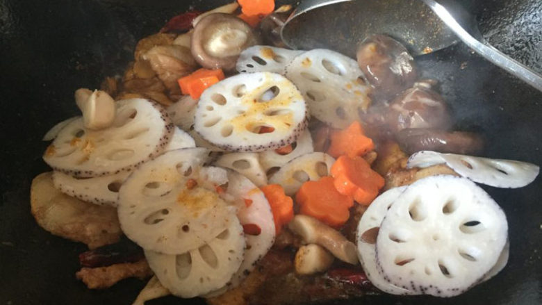 美味简单的五花肉麻辣香锅,放入事先焯水的各种素菜
