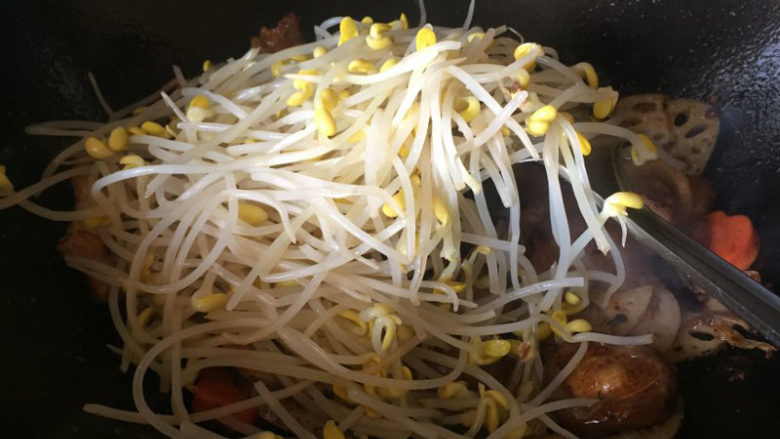 美味简单的五花肉麻辣香锅,豆芽也一并放入,用筷子,翻炒搅拌