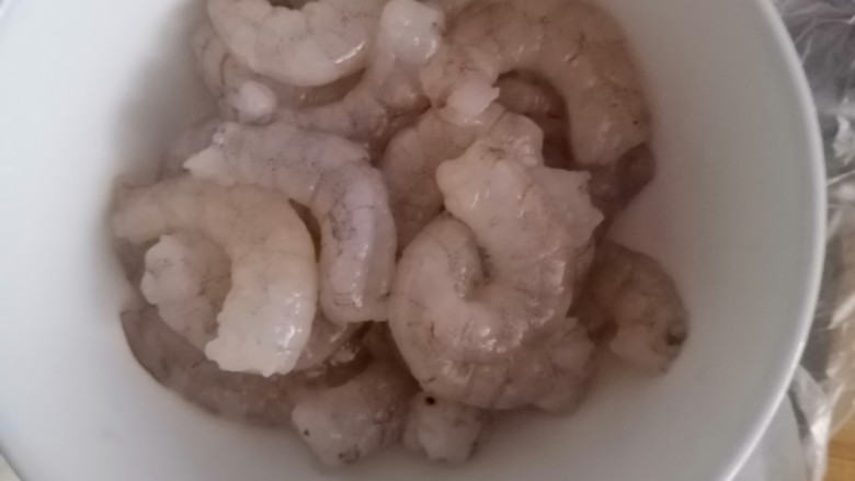 香菇青菜虾仁面,准备洗好的新鲜<a style='color:red;display:inline-block;' href='/shicai/ 287'>虾仁</a>