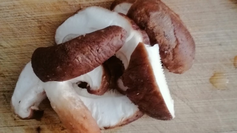 香菇青菜虾仁面,将洗干净的<a style='color:red;display:inline-block;' href='/shicai/ 230'>香菇</a>切好