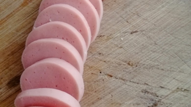 香菇青菜虾仁面,<a style='color:red;display:inline-block;' href='/shicai/ 437'>火腿肠</a>切成圆片