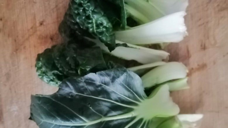 香菇青菜虾仁面,洗好的<a style='color:red;display:inline-block;' href='/shicai/ 3517'>青菜</a>准备好