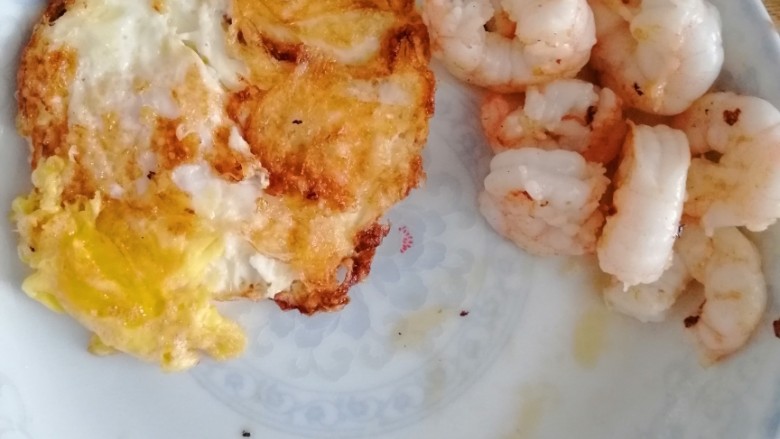 香菇青菜虾仁面,煎<a style='color:red;display:inline-block;' href='/shicai/ 9'>鸡蛋</a>，再把虾仁翻炒熟