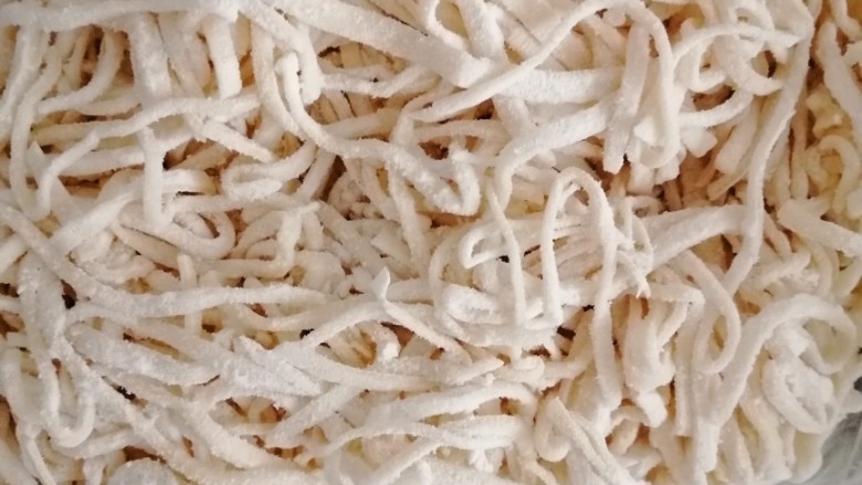 香菇青菜虾仁面,准备好面条，等水烧开放进去，